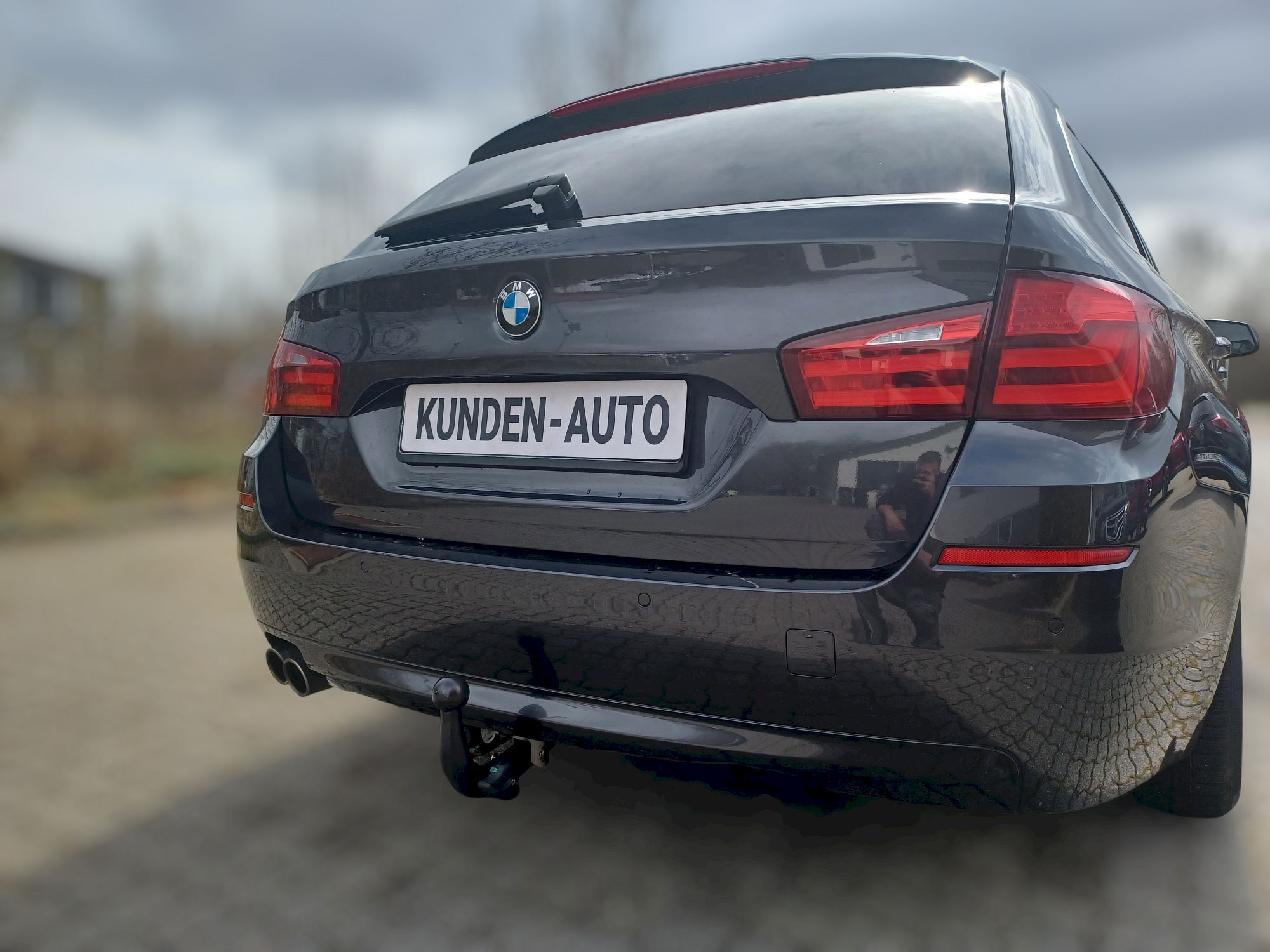 5er BMW mit schwenkbarer AHK von Brink