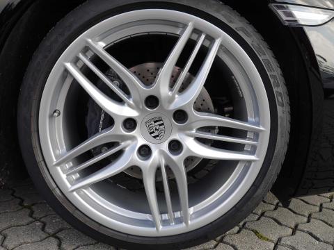 Porsche-Alufelge nach Keramikbeschichtung – Schutz vor Bremsstaub & Hitzebelastung Keramikversiegelte Alufelge eines Porsche mit makellosem Glanz und sichtbarer Bremsscheibe