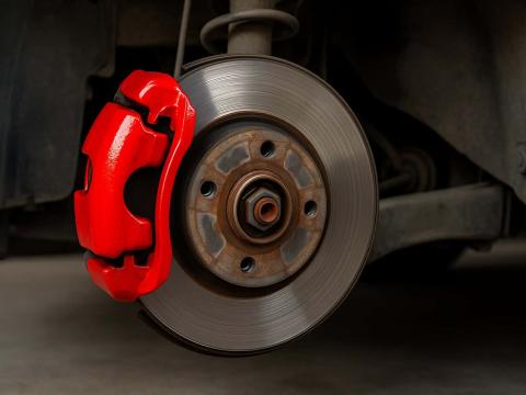 lackierter Bremssattel und sichtbare Bremsscheibe ohne montierten Reifen lackierter Bremssattel und sichtbare Bremsscheibe ohne montierten Reifen