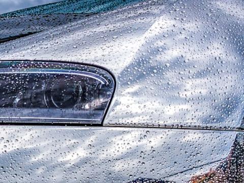 Abperleffekt einer Keramikbeschichtung beim Neuwagen Wasserperlen auf keramikbeschichtetem Neuwagenlack mit starkem Abperleffekt