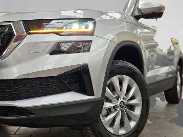 Fahrzeug ansehen: Skoda Karoq 1,5 TSI 130 Jahre el.AHK el.Heckkl. Kamera Neuwagen Skoda Karoq 1,5 TSI 130 Jahre el.AHK el.Heckkl. Kamera Neuwagen