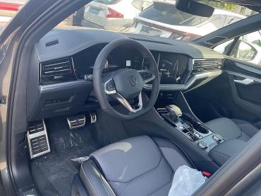 VW Touareg 3.0 TDI V6 R-LINE Black, 22-Zoll, Dynaudio, HuD, Luft, Standheizung Tageszulassung