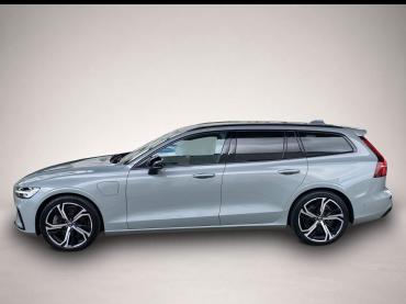 Fahrzeug ansehen: Volvo V60 Kombi T8 Plus Dark Recharge WiPa * LED * DAB * Nav Volvo V60 Kombi T8 Plus Dark Recharge WiPa * LED * DAB * Nav