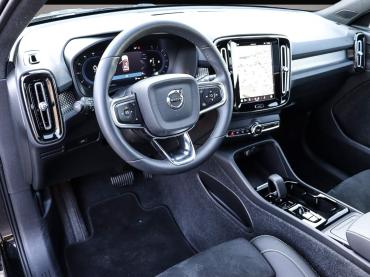 Fahrzeug ansehen: Volvo XC40 Plus Dark 2WD El. Panodach Digitales Cockpi Volvo XC40 Plus Dark 2WD El. Panodach Digitales Cockpi