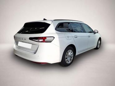 Skoda Superb Combi 2.0 TDI DSG Essence * AHK * LED * Navi