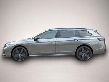 Fahrzeug ansehen: Volkswagen Passat Variant R-Line Edition Plus LEDER * PANO * AHK * MATRIX * eHK * 3. Volkswagen Passat Variant R-Line Edition Plus LEDER * PANO * AHK * MATRIX * eHK * 3.