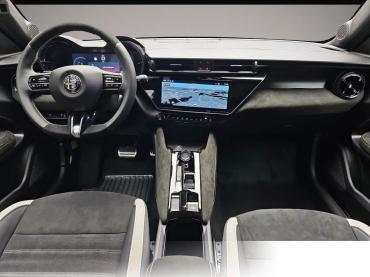 Fahrzeug ansehen: Alfa Romeo Junior IBRIDA Q4 1.2 VGT 48V-HYBRID 21KW SPORT S Alfa Romeo Junior IBRIDA Q4 1.2 VGT 48V-HYBRID 21KW SPORT S