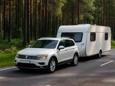 Auto mit Wohnwagen fahrend in Wald