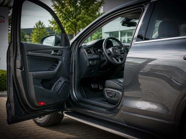 Auto mit hohem Einstieg für Familie und Alltag Geöffnete Fahrertür eines Autos mit hohem Einstieg und guter Übersicht