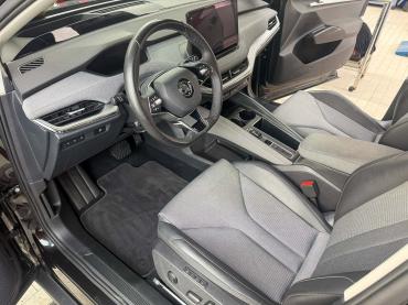 Cockpit nach der professionellen Autoaufbereitung Gereinigtes Cockpit und sauberer Innenraum nach einer professionellen Fahrzeugaufbereitung