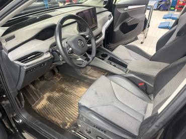 Verschmutztes Cockpit vor einer professionellen Autoaufbereitung