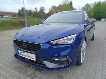 Blauer Seat Leon als EU-Neuwagen auf dem Gelände von Autochampion24 – sportlich, effizient und sofort verfügbar.