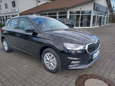 Schwarzer Skoda Fabia EU-Neuwagen vor dem Autochampion24 Autohaus – kompakt, zuverlässig und bestens ausgestattet.