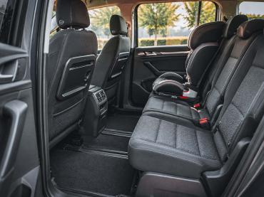 Familienauto mit Kindersitz und viel Beinfreiheit Rückbank eines Familienautos mit Kindersitz und viel Platz im Fond