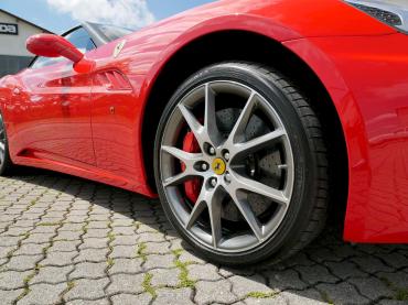 Keramikversiegelte Sportfelge eines Ferrari California T – Schutz vor Bremsstaub und Hitze