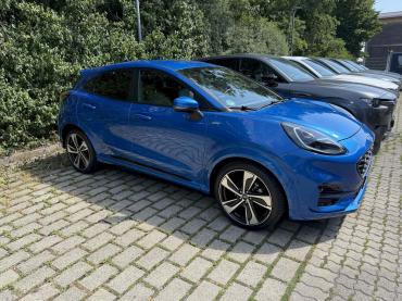 Blauer Ford Puma ST-Line EU-Neuwagen auf dem Außengelände von Autochampion24