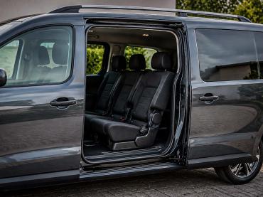 Hochdachkombi mit Schiebetür als praktisches Familienauto Hochdachkombi mit geöffneter Schiebetür und gut zugänglicher Rückbank