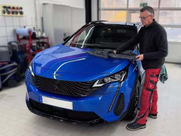 Neuwagen vor der Keramikbeschichtung professionell aufbereiten Mitarbeiter von Autochampion24 bei der professionellen Aufbereitung eines Neuwagens