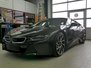BMW i8 in Schwarz nach professioneller Keramikbeschichtung – Spiegelglatter Glanz