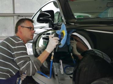 Polierarbeiten am Fahrzeuglack vor der Versiegelung – Vorbereitung des Rolls-Royce