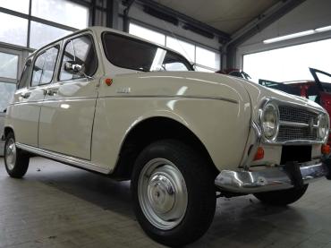 Keramikversiegelung für Renault 4 Oldtimer Cremefarbener Renault 4 Oldtimer mit glänzendem Lack im Fahrzeugpflege-Center von Autochampion24