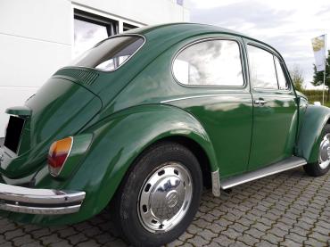 Keramikversiegelung für VW Käfer Oldtimer Grüner VW Käfer Oldtimer mit glänzender Lackoberfläche bei Autochampion24 im Raum München