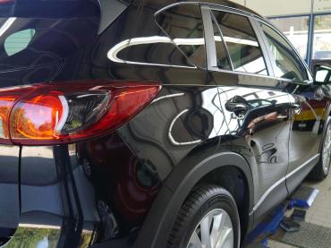 Mazda CX-5 mit hochglänzender Lackversiegelung in der Werkstatt von Autochampion24 München