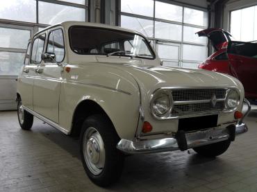 Renault R4 Oldtimer nach professioneller Lackaufbereitung und Versiegelung bei Autochampion24 München