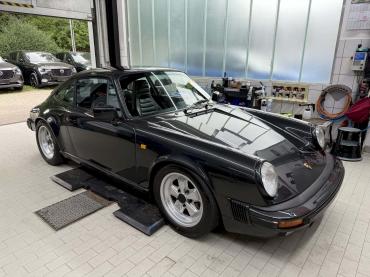 Klassischer Porsche 911 nach Keramikversiegelung in der Werkstatt von Autochampion24