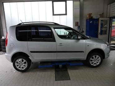 Skoda Roomster mit professioneller Scheibenfolierung an den hinteren Seitenscheiben und der Heckscheibe.