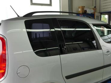 UV-Schutz Folie an Skoda Roomster – Ansicht Beifahrerseite schräg von hinten