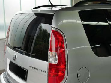 UV-Schutz Folie an Skoda Roomster – Ansicht Heck schräg von der Seite