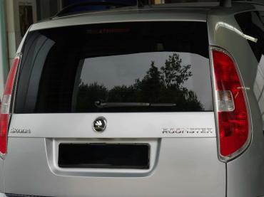 Getönte Heckscheibe eines Skoda Roomster mit sichtbarer Sonnenschutzfolie.
