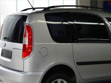 UV-Schutz Folie an Skoda Roomster – Ansicht Beifahrerseite hinten mit Heck Nahaufnahme