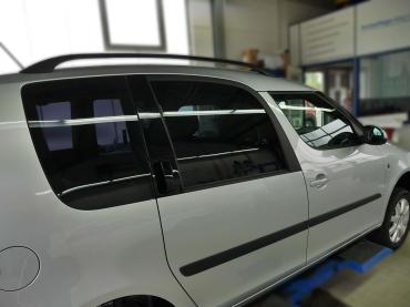 Getönte Seitenscheibe eines Skoda Roomster mit sichtbarer Sonnenschutzfolie.